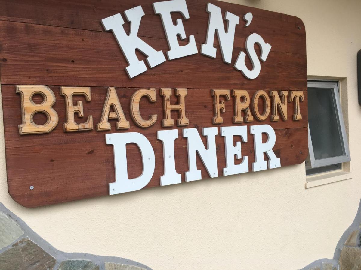 Ken'S Beachfront Cafe & Lodge, Bl2, Oceanfront And Free Canoe Rental Onna Buitenkant foto